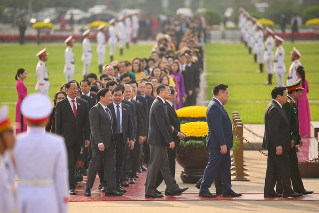 Lãnh đạo Đảng, Nhà nước cùng các ĐBQH vào Lăng viếng Chủ tịch Hồ Chí Minh