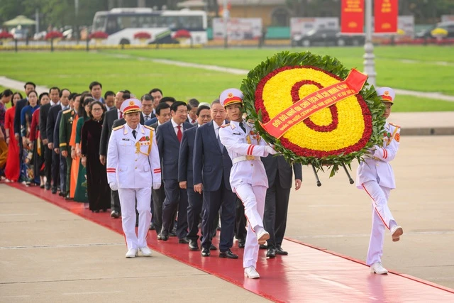 Lãnh đạo Đảng, Nhà nước cùng các ĐBQH vào Lăng viếng Chủ tịch Hồ Chí Minh