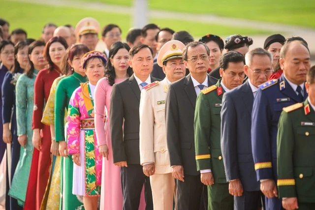 Lãnh đạo Đảng, Nhà nước cùng các ĐBQH vào Lăng viếng Chủ tịch Hồ Chí Minh