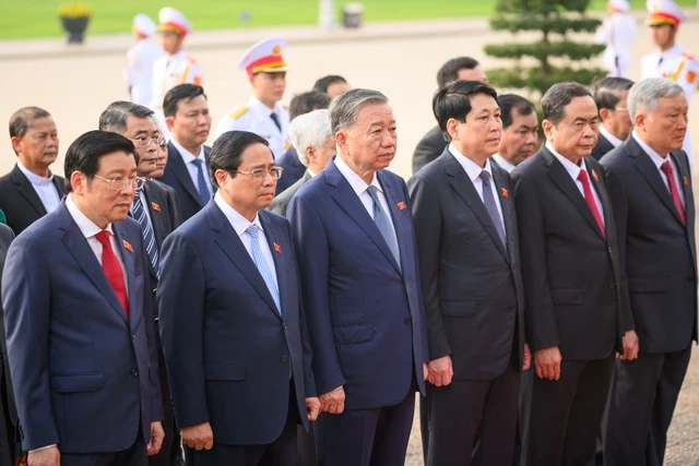 Lãnh đạo Đảng, Nhà nước cùng các ĐBQH vào Lăng viếng Chủ tịch Hồ Chí Minh