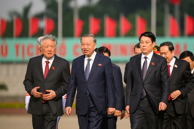 Lãnh đạo Đảng, Nhà nước cùng các ĐBQH vào Lăng viếng Chủ tịch Hồ Chí Minh