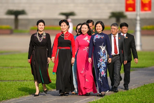 Lãnh đạo Đảng, Nhà nước cùng các ĐBQH vào Lăng viếng Chủ tịch Hồ Chí Minh