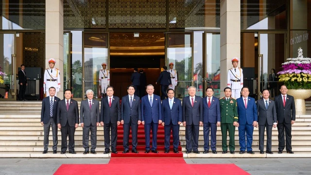 Lãnh đạo Đảng, Nhà nước cùng các ĐBQH vào Lăng viếng Chủ tịch Hồ Chí Minh